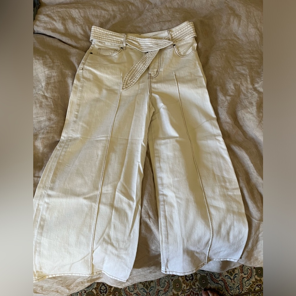 Joie Cropped White Jeans with contrast stitching. NWOT